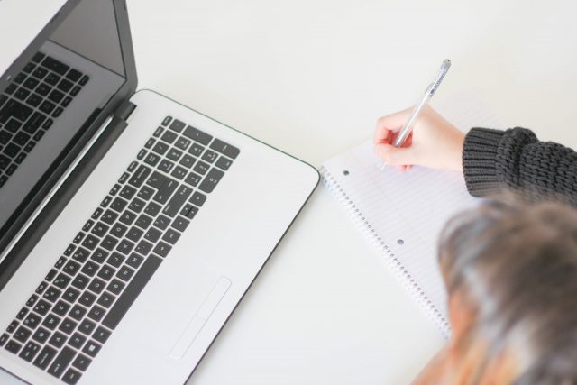 uso de una computadora (Imagen: Unsplash)