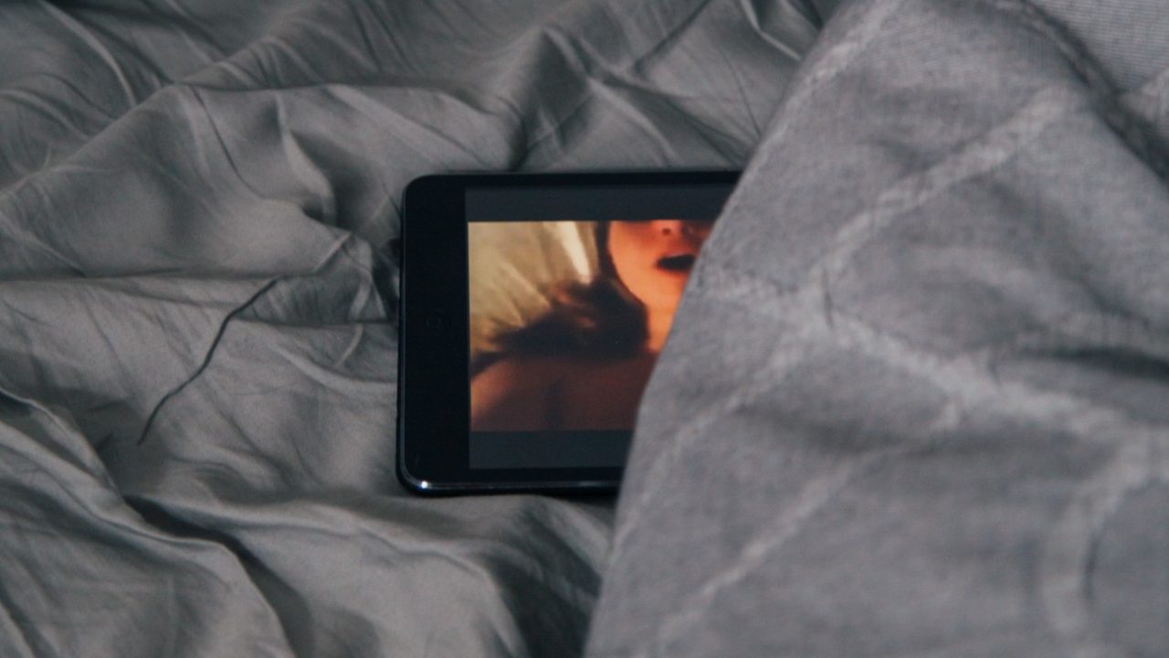 13 de marzo de 2020, momento erótico de un video porno en internet (Imagen: Unsplash)