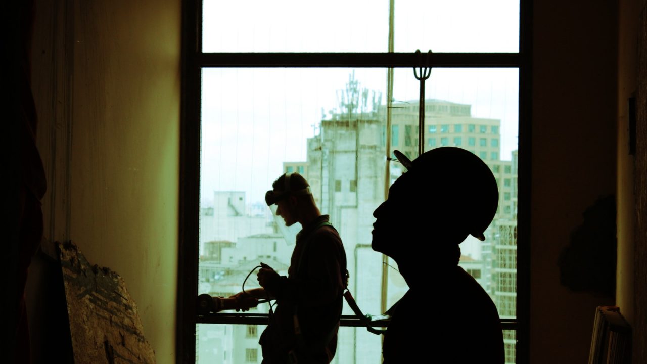 10 de marzo de 2020, un grupo de trabajadores de la construcción (Imagen: Unsplash)