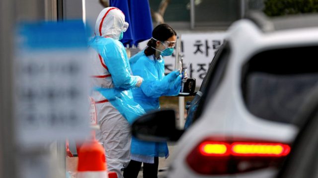 17 de marzo de 2020, investigadores realizan test contra coronavirus (Imagen: sciencemag.org)