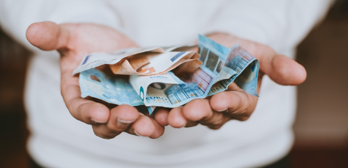 Te puedes contagiar de coronavirus por los billetes y monedas, esto dice el BCE y la OMS