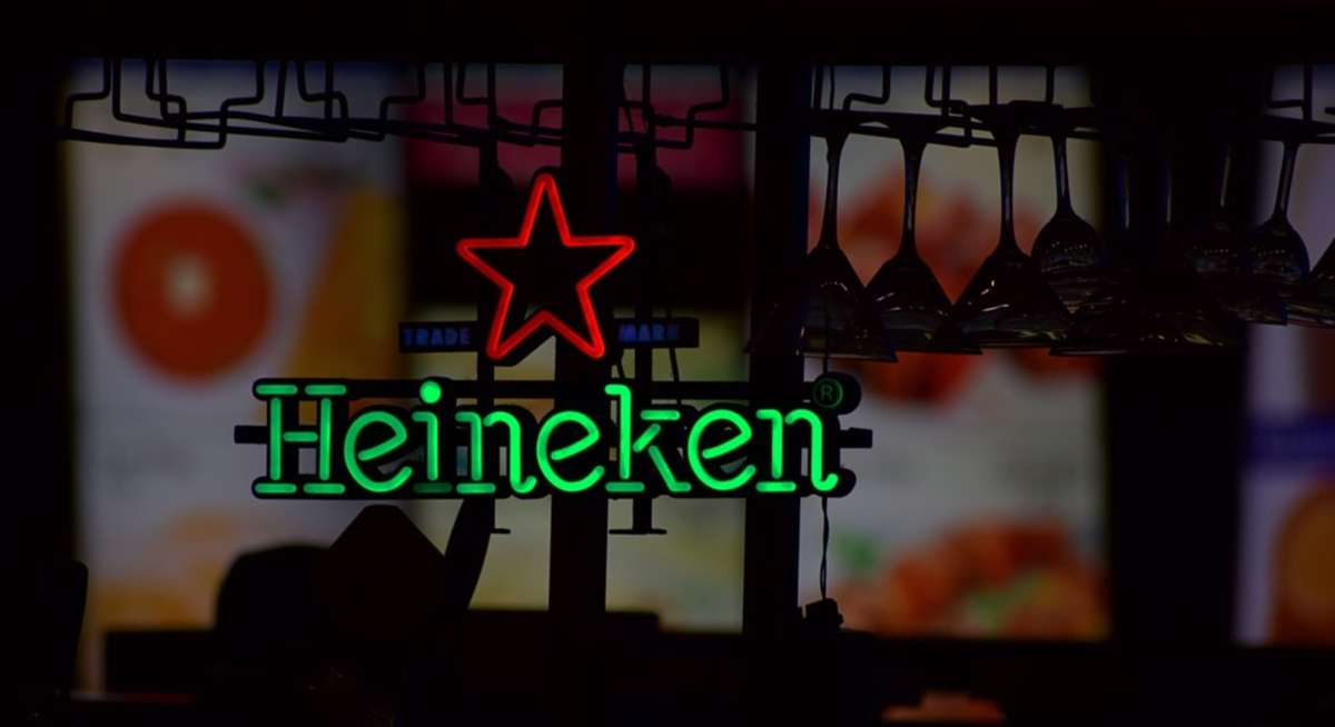 Heineken dejará de distribuir cerveza por coronavirus