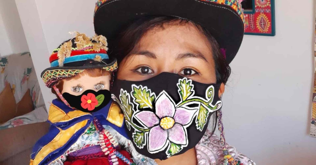 Artesanas de Oaxaca bordan y venden cubrebocas artesanales