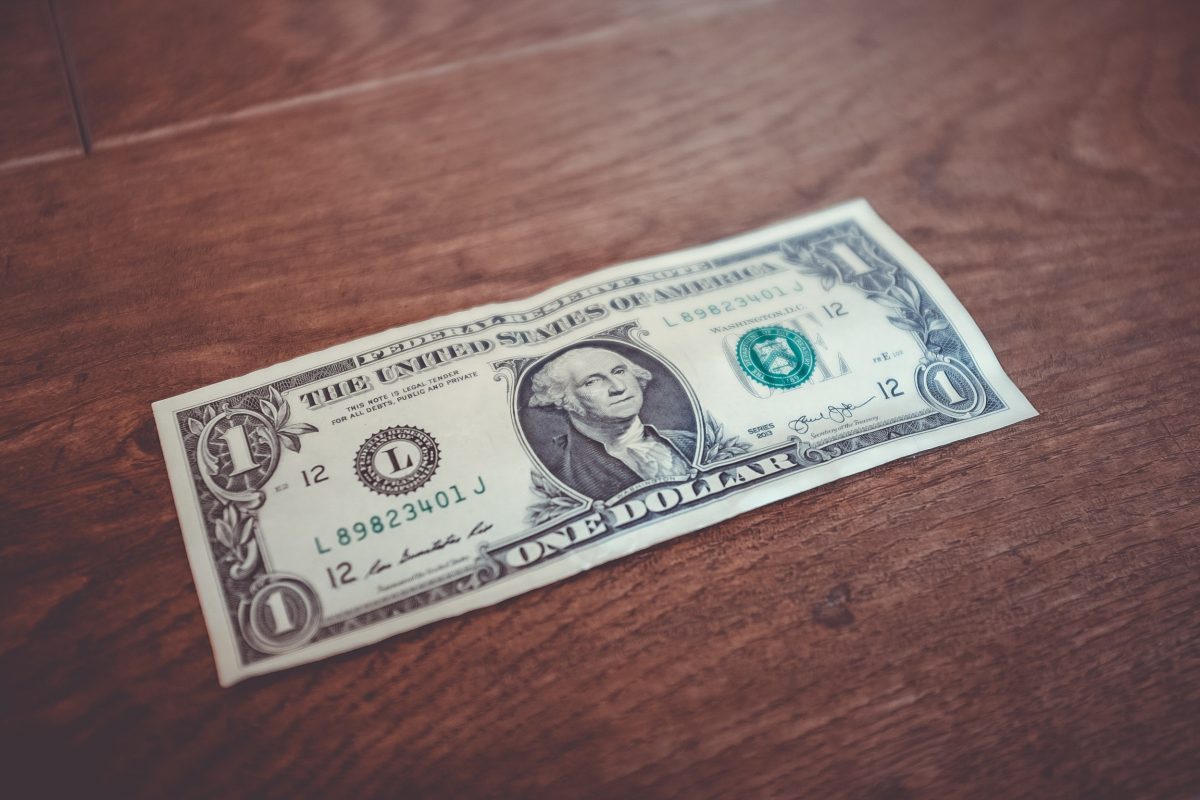 Dólar en la mesa (Imagen: Unsplash)