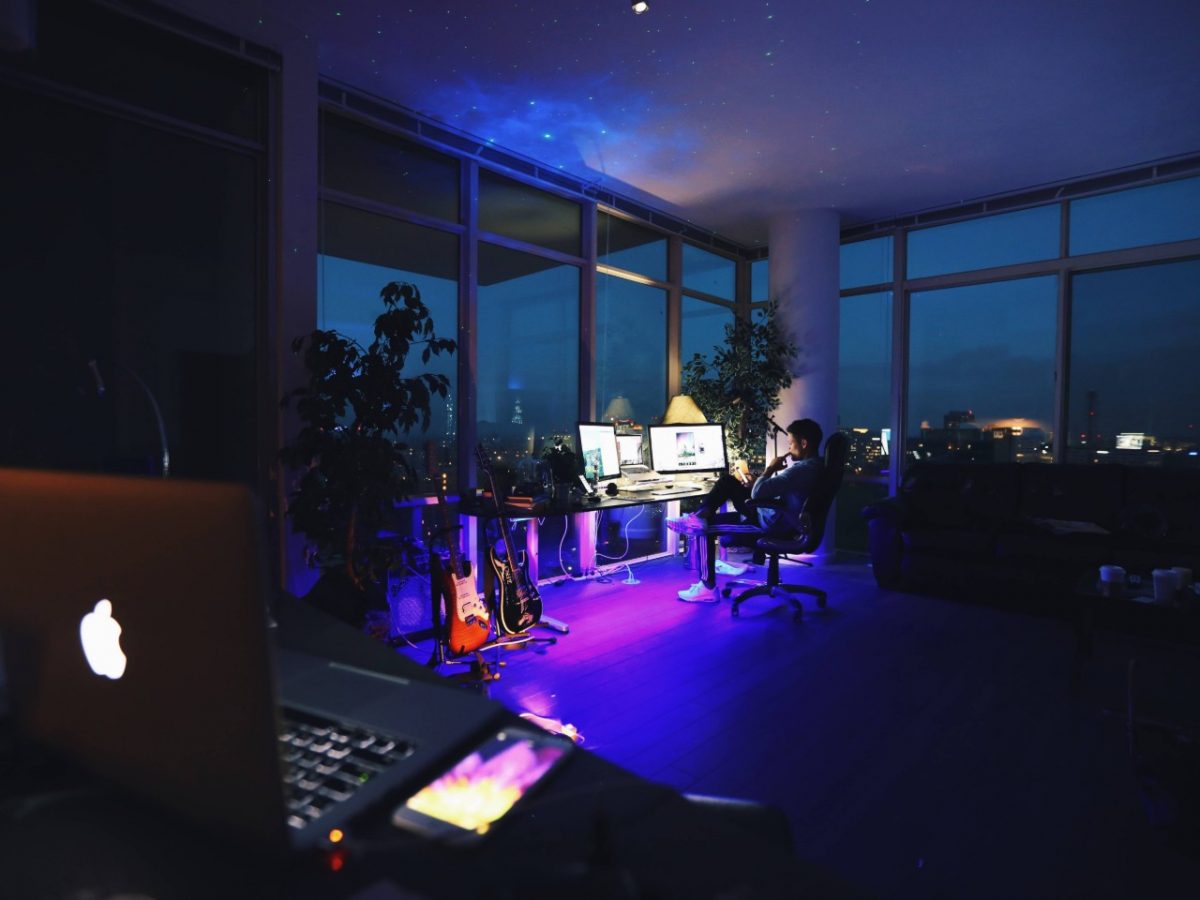 ¿Sientes que trabajas más haciendo home office? 70% de personas que laboran así opinan lo mismo, revela encuesta