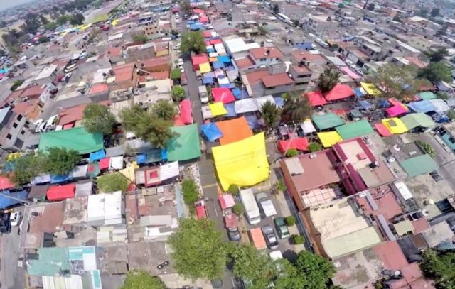 Vista aérea de un tianguis (Imagen: Twitter @efrenarguelles)