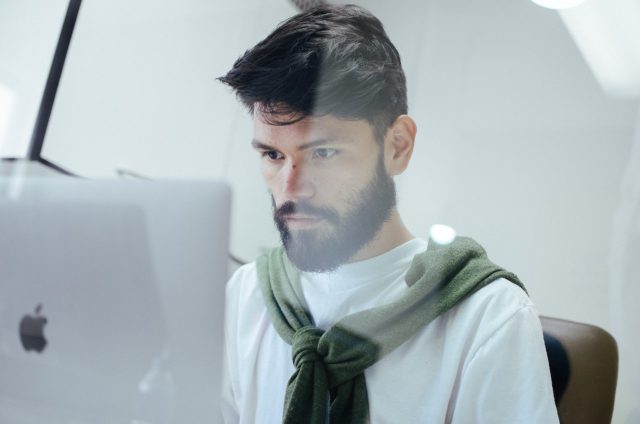 Sí, se quedan las barbas, pero las corbatas no, tras ajustes en regreso al trabajo
