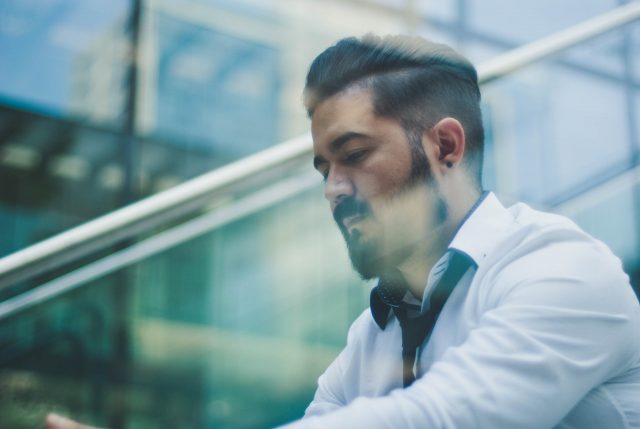 Las barbas no se restringen en el trabajo por el coronavirus (Imagen: Unsplash)