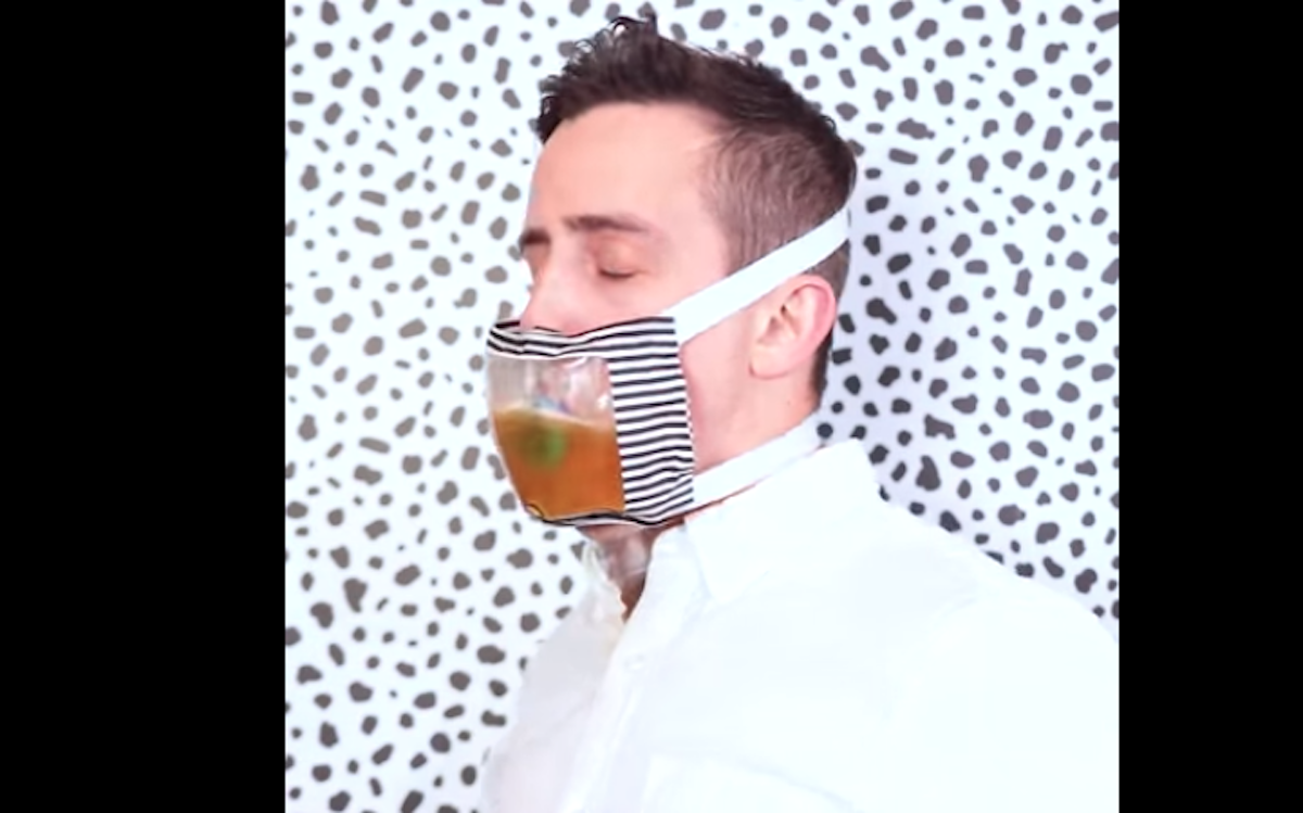 Crean este cubrebocas para que puedas beber cerveza
