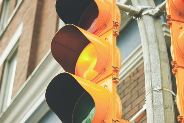 Semáforo naranja (Imagen: Unsplash)