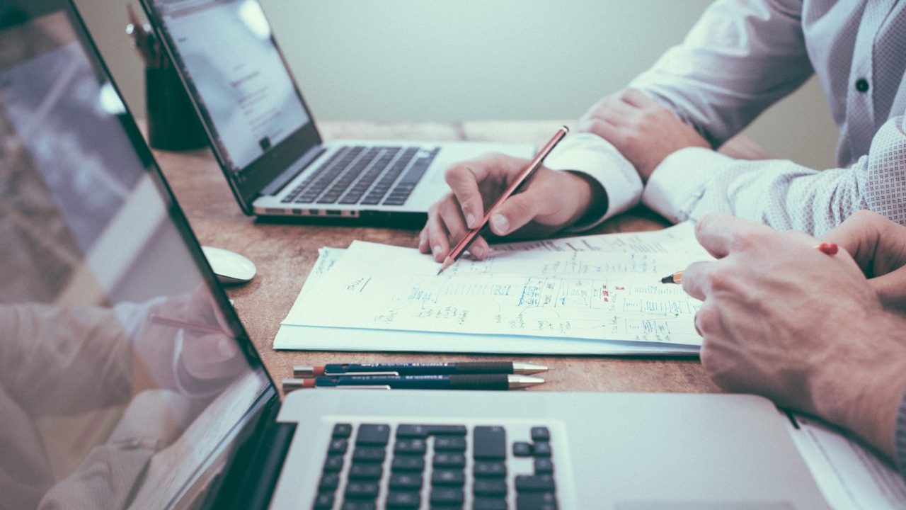 Acciones de empresas en mercados (Imagen: Unsplash)