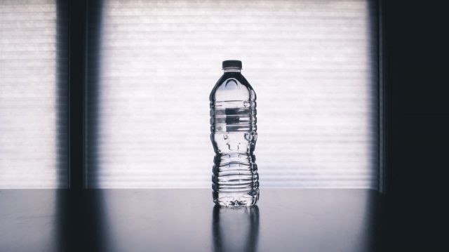 Agua en botellas de plástico (Imagen: Unsplash)