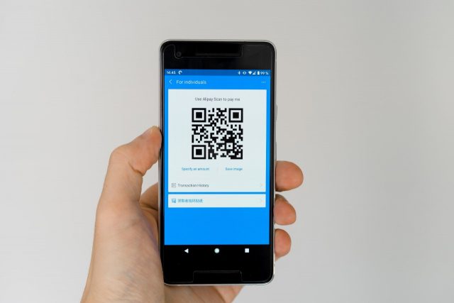Teléfono código QR (Imagen: Unsplash)