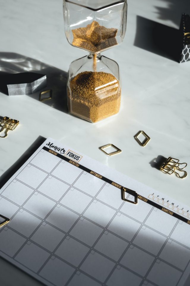 Dinero y tiempo al trabajar (Imagen: Unsplash)