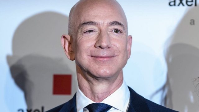 Jeff Bezos rompe récord histórico acumulando una fortuna de 200 mil mdd