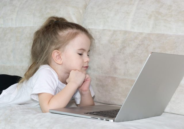 Laptop la usan niños (Imagen: Unsplash)