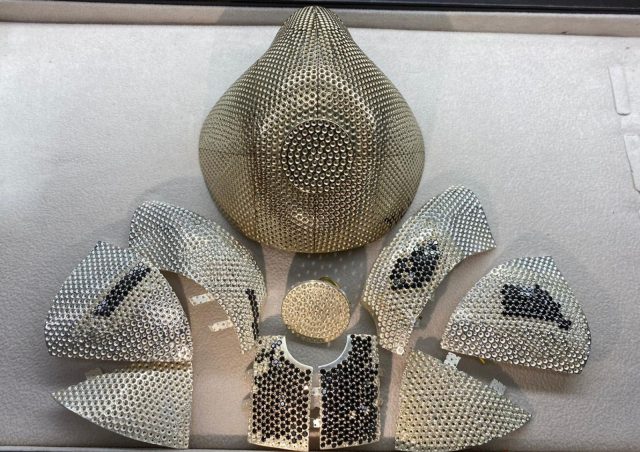 Así es la mascarilla más cara del mundo, cuesta 1.5 mdd y está hecha de oro y diamantes