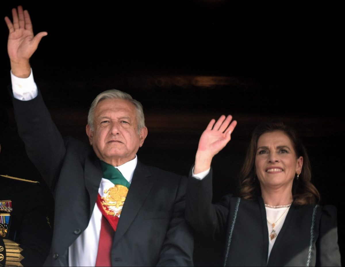 AMLO y Beatriz Gutiérrez reciben títulos de marca del IMPI por 10 años