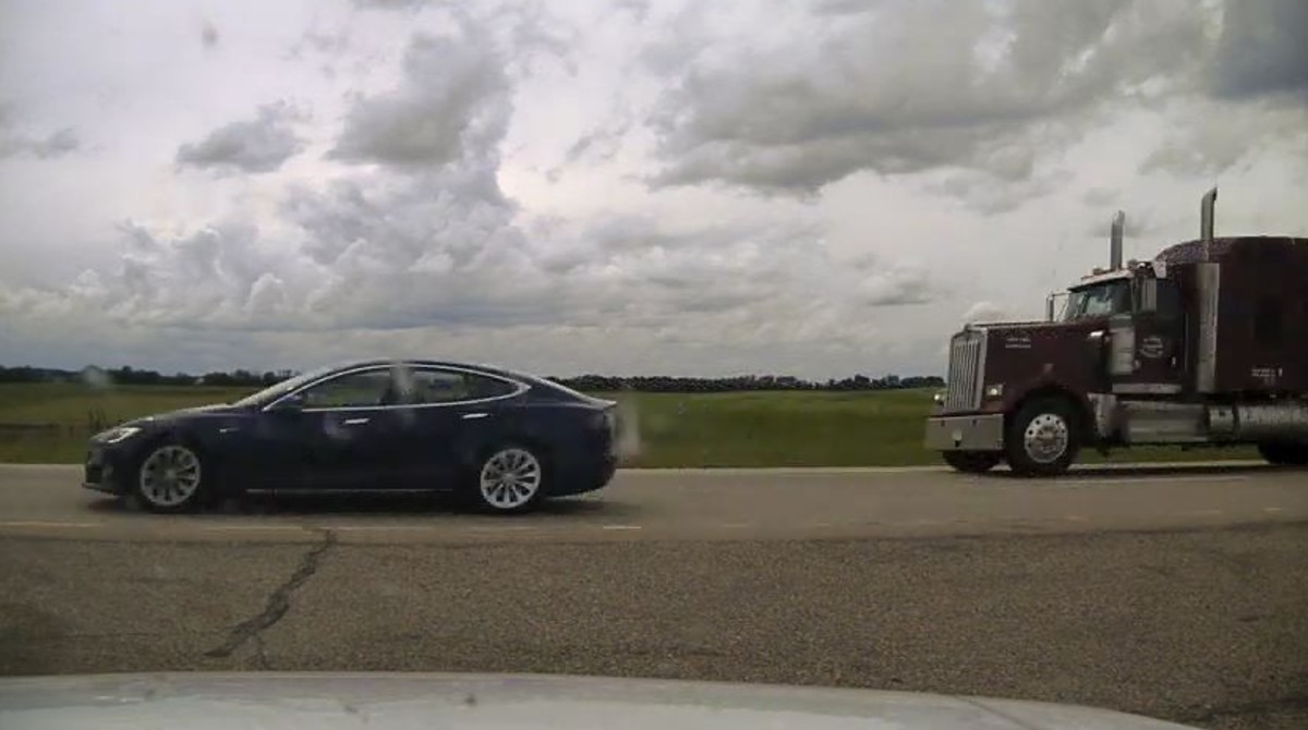 Detienen a conductor de Tesla por quedarse dormido a 140 Km/h