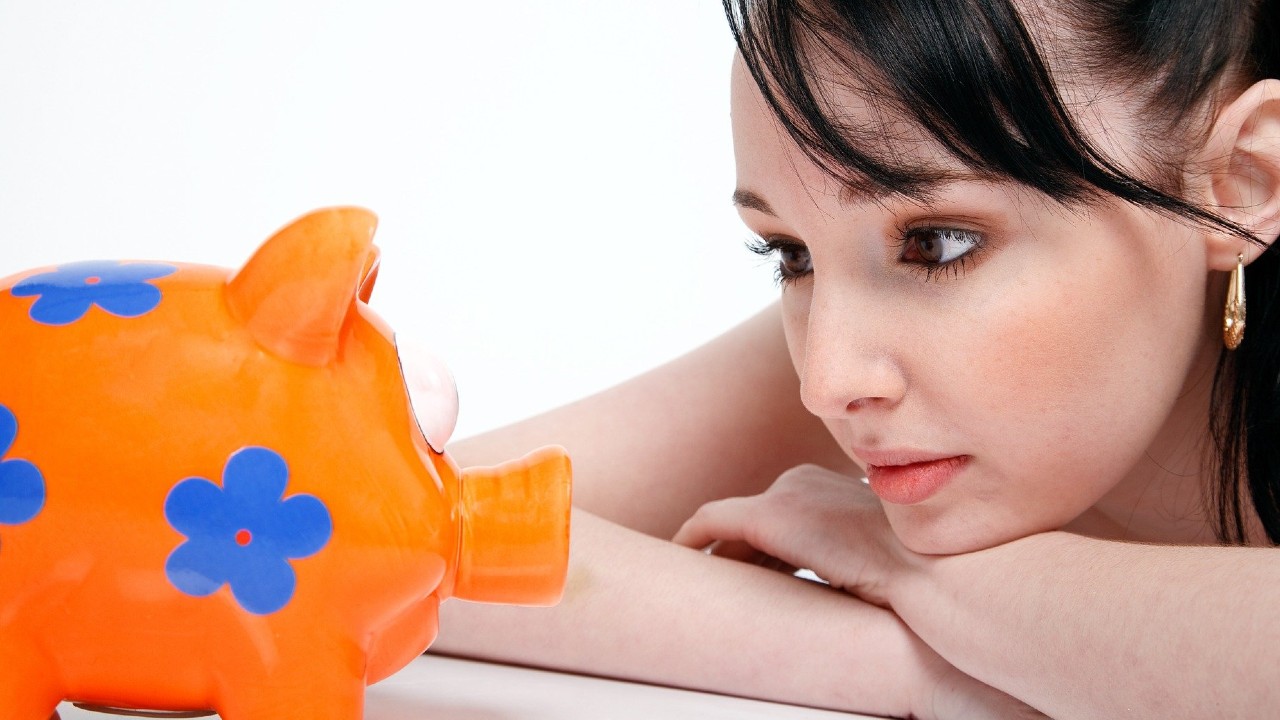 Consejos para que hombres o mujeres pongan sus ahorros en un cochinito ante una crisis como el coronavirus