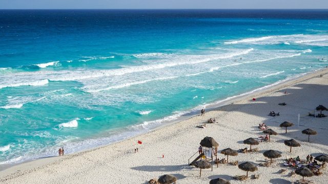 Multas de un millón de pesos por prohibir acceso a playas mexicanas como Cancún