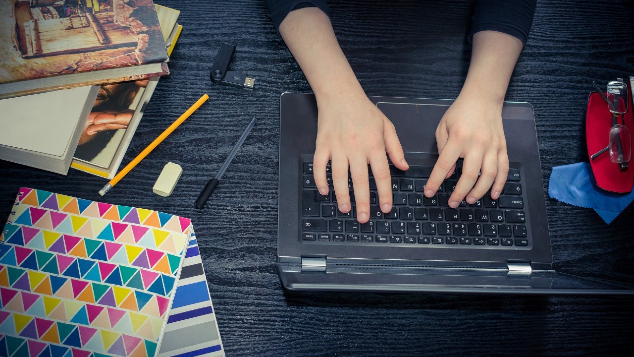 SEP aprueba que alumnos sigan estudiando en casa con semáforo verde