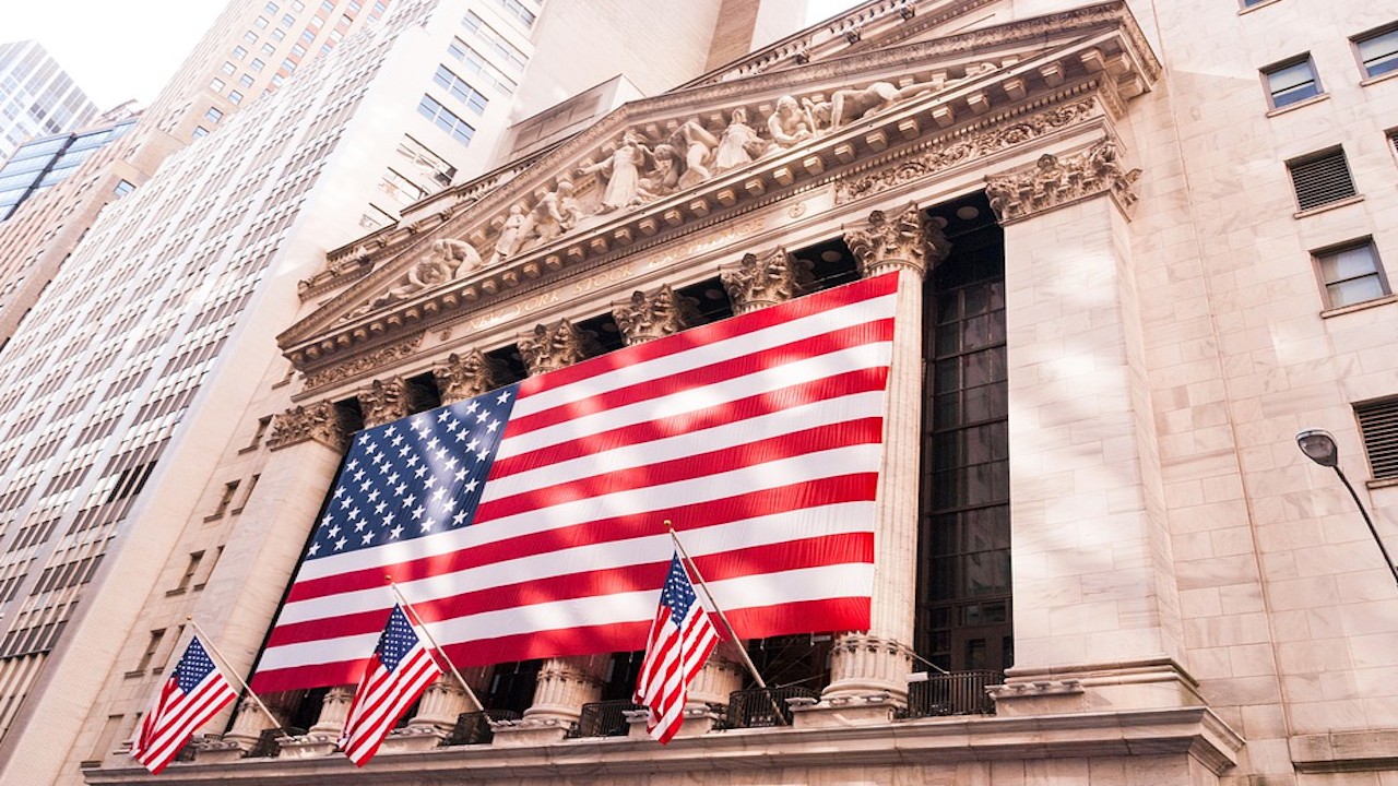 Acciones en Wall Street se acercan a récord por distribución de vacunas Covid-19
