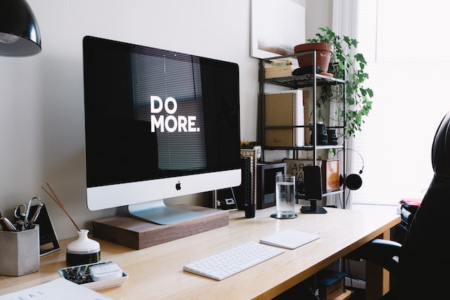 Escritorio con computadora (Imagen: Unsplash)