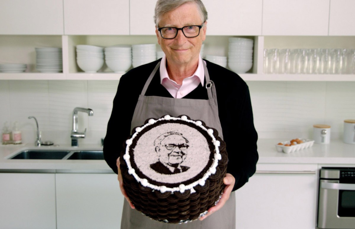 Bill Gates prepara pastel de oreo para Warren Buffett por su cumpleaños 90
