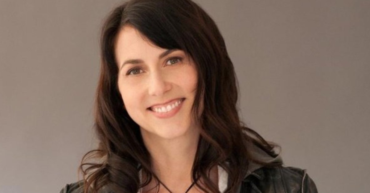 ¿Quién es MacKenzie Scott y cómo se convirtió en la mujer más rica del mundo?