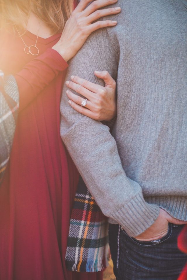 Abrazo y camino encantado (Imagen: Unsplash)