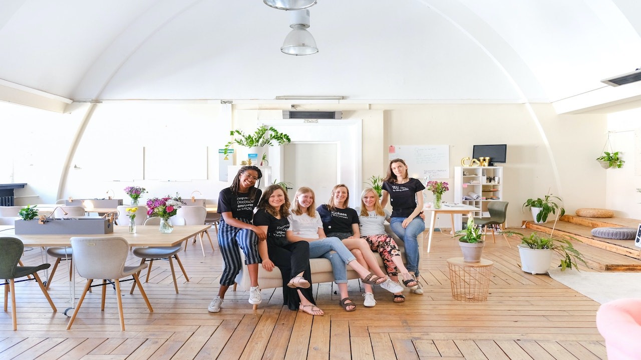 Compañeros de trabajo felices (Imagen: Unsplash)