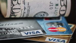 Comisión por sacar dinero en efectivo de tu tarjeta de crédito