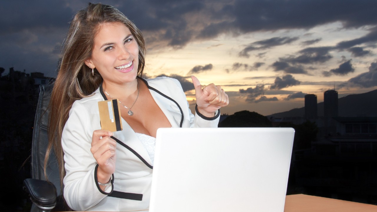 Pasos a seguir para que una mujer obtenga un estado de cuenta de su tarjeta sin ir al banco y por internet