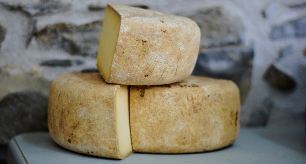 Marcas fabricantes de queso rechazan prohibición de venta por incumplimiento de normas