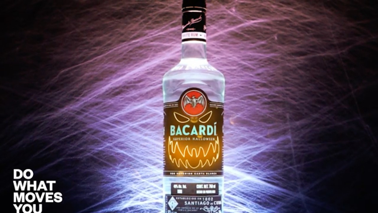 Bacardí lanza botella que brilla en la oscuridad para este Halloween