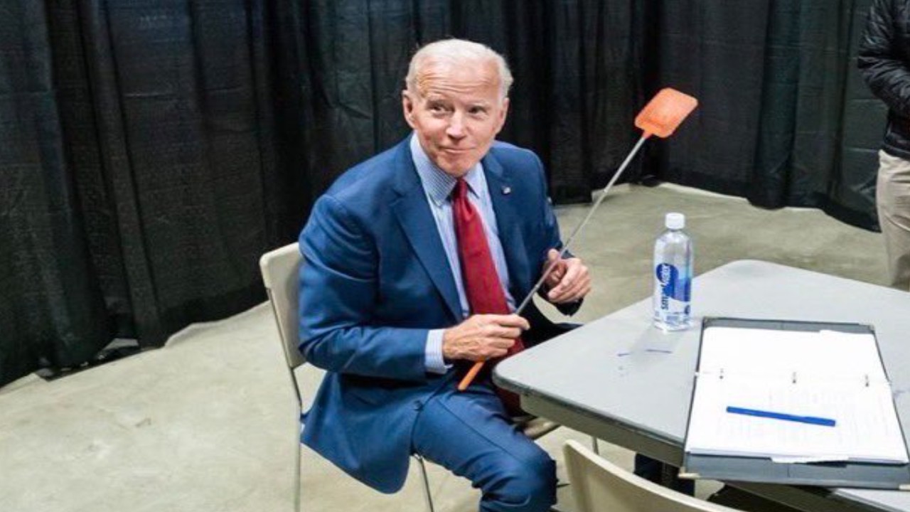Campaña de Biden vende matamoscas tras insecto que aterrizó en Pence durante debate