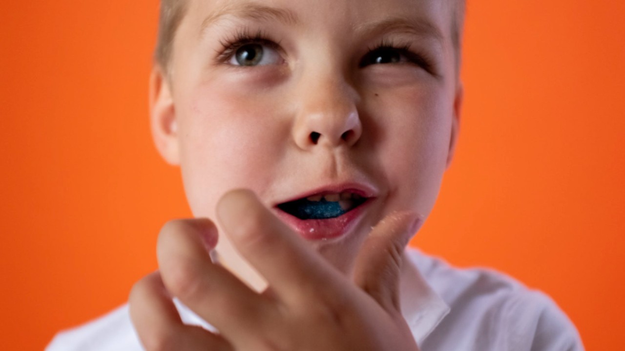 Exigen a niñera pagar cientos de dólares por alimentar a niños sin comida vegetariana