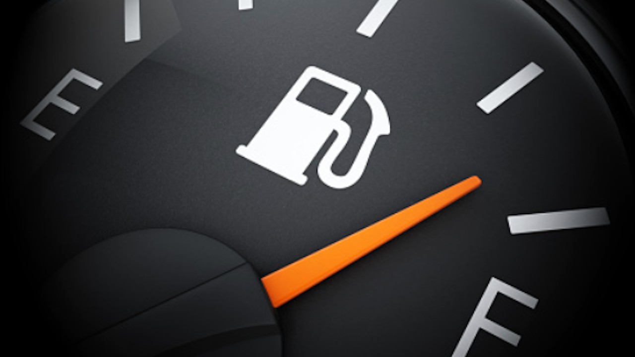 ¿Es mejor cargar gasolina por monto o por litro?