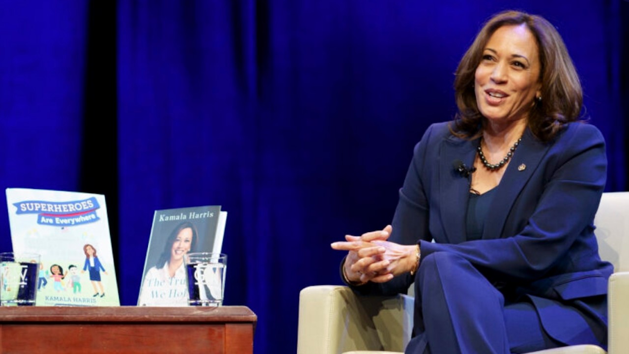 Venta de libros de Kamala Harris se dispararon tras declararse vicepresidenta electa