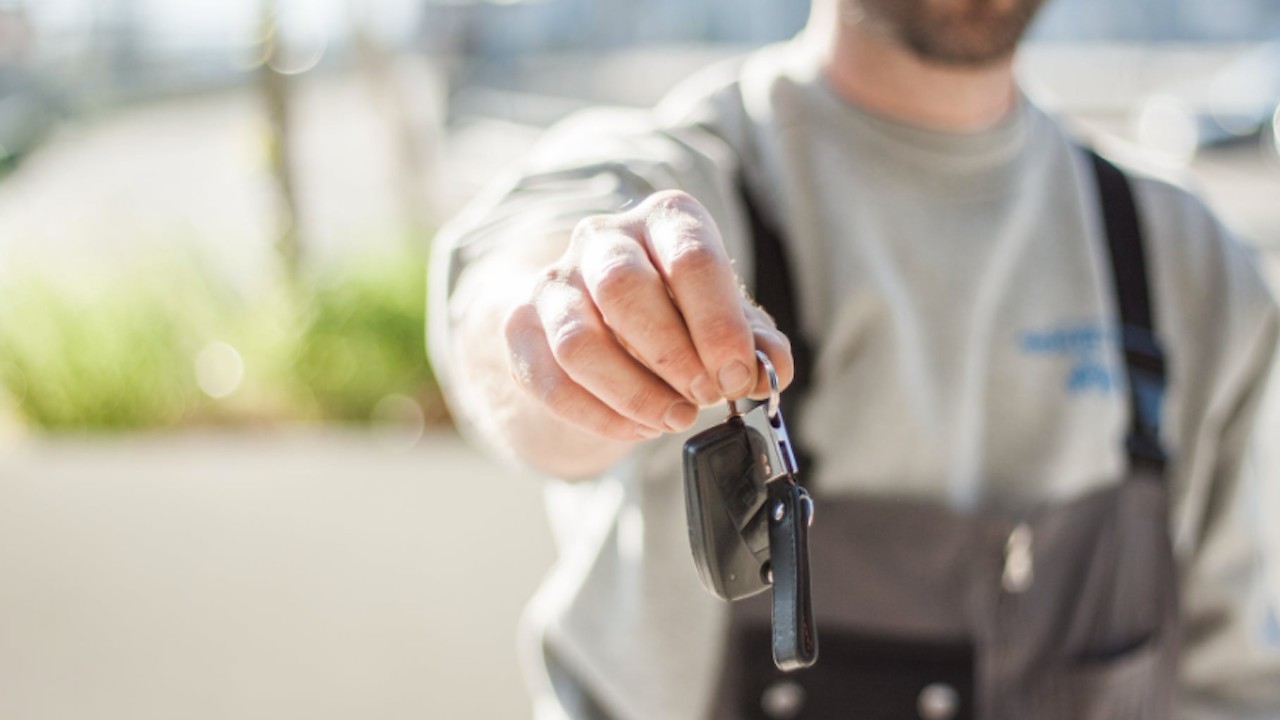 ¿Por qué no debes dejar al comprador solo al volante del coche con las llaves?