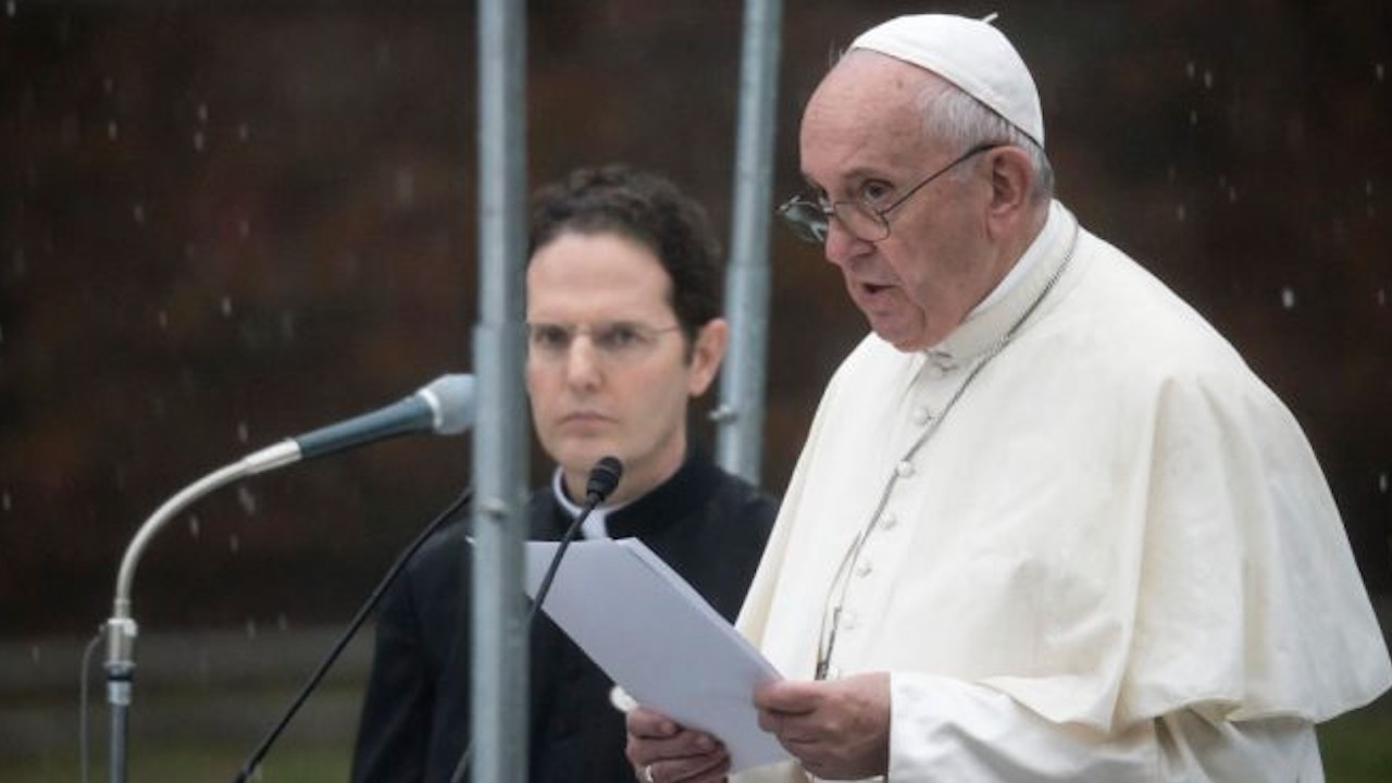 Papa pide a empresarios involucrar a pobres en la economía pospandémica