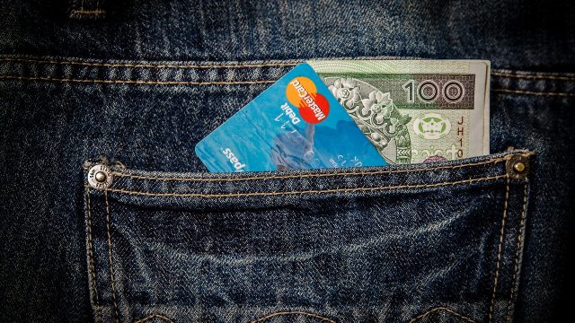 ¿Cuál es la diferencia entre una tarjeta de crédito y una de débito?