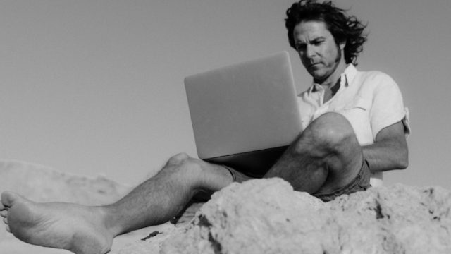 Trabajo remoto desde la playa (Imagen: pexels)