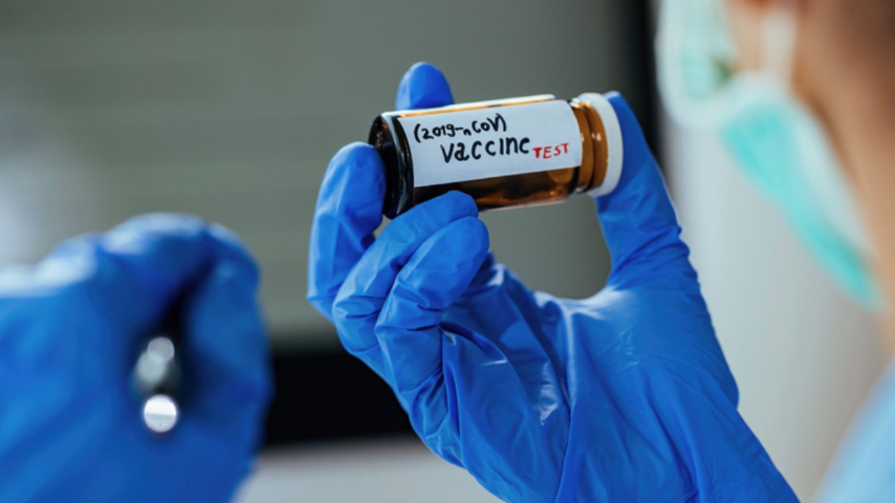 ¿Cómo 2 empresas muy diferentes desarrollaron una vacuna contra Covid-19?