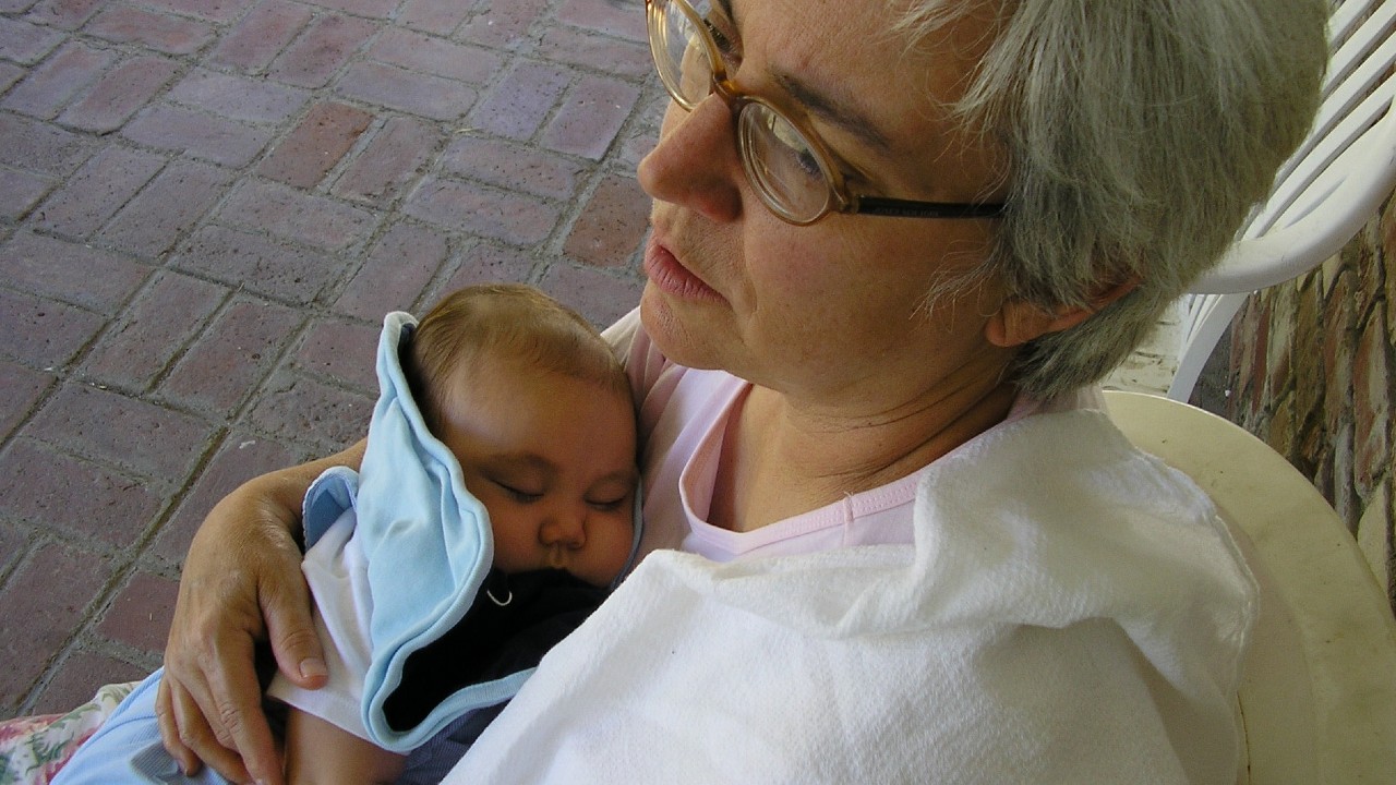 Abuela quiso cobrar por cuidar a su nieto y la critican