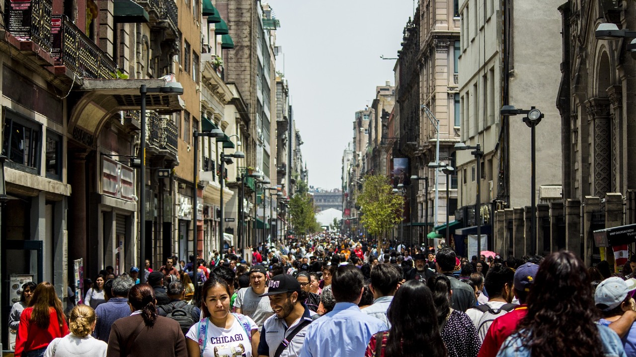 Cierran negocios y calles del Centro Histórico de CDMX por coronavirus