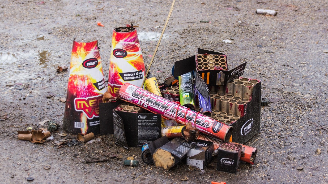 Multas de más de 2 mil pesos a quienes truenen cohetes en CDMX