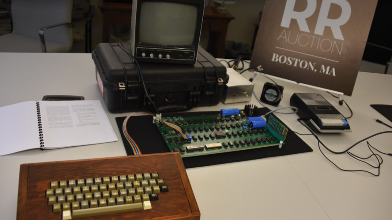 Subastan Apple I original con firma de Steve Wozniak en 50 mil dólares