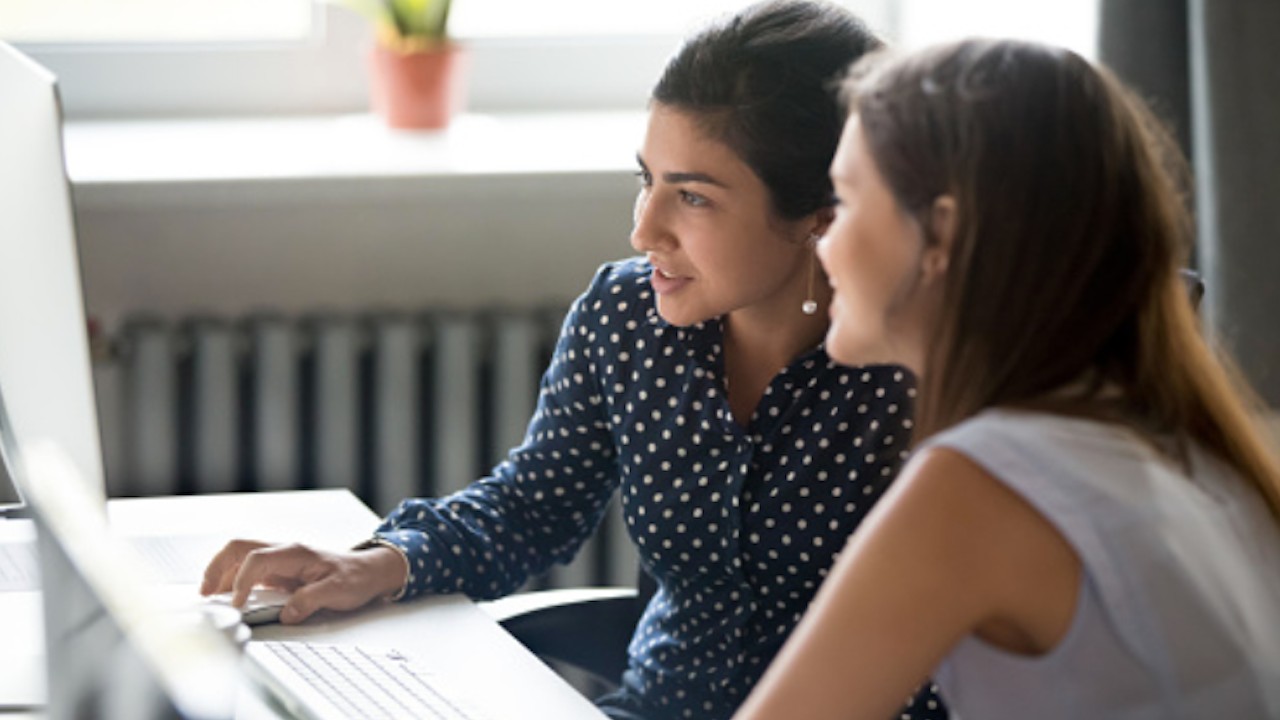 ¿Cuándo debes ayudar a tus compañeros de trabajo y en qué casos pensarlo dos veces?